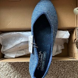 Slip on pointed blue knit shoes